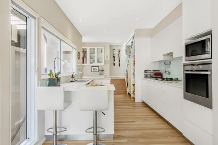 Streamlined Luxury In A Leafy Urban Setting - Photo 4