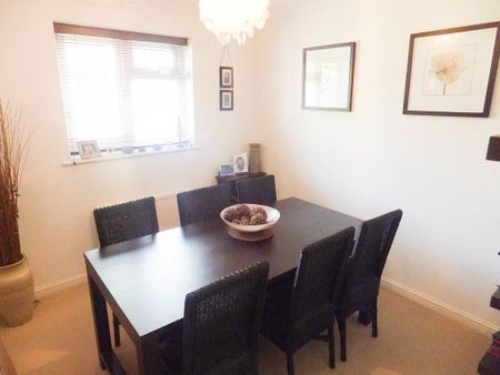 4 bedroom detached house to rent - Photo 2