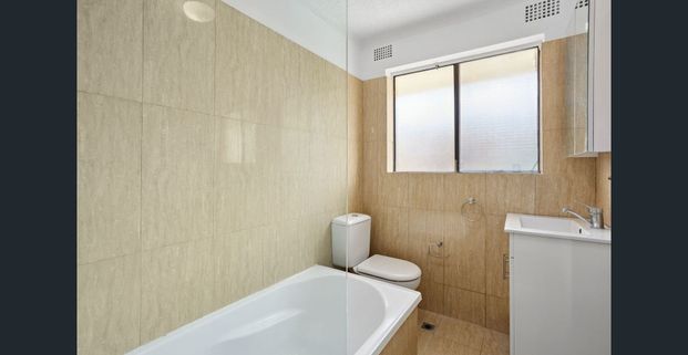 Top floor apartment with a quiet leafy outlook - Photo 1