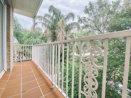 BRIGHT & SECURE 2-BEDROOM UNIT IN PRIME LOCATION - Photo 4