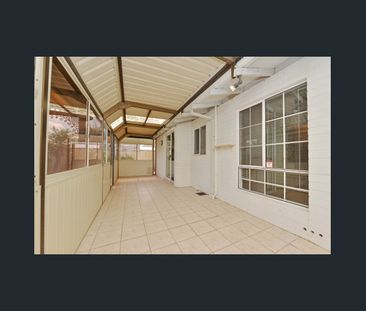 Lovely 2-Bedroom Unit Opposite Peaceful Parklands - Photo 3