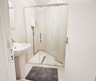 Room in a Shared House, Bow Road Station, E3 - Photo 4