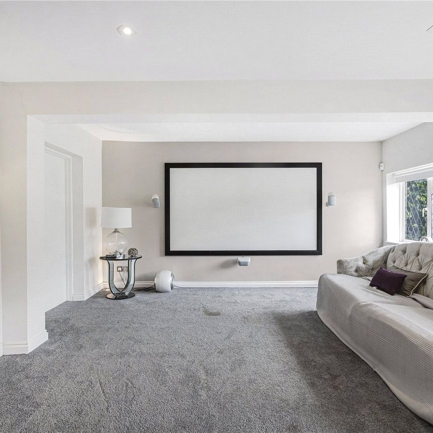 Parkgate Avenue, Hadley Wood - Photo 1