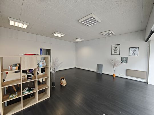 Location local commercial 2 pièces, 57.73m², Cholet - Photo 1