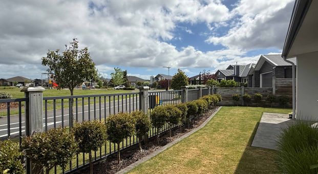 Executive Family Home - Exceptional, Stylish & Triple Living - Photo 1