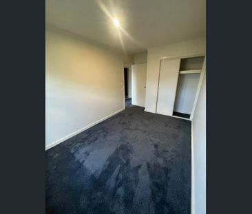 Simply Stunning, Ultra-Modern Executive Townhouse in Prime Location - Photo 2