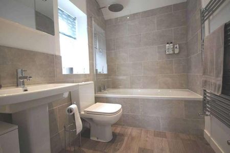 Weedon Road, Aylesbury, HP19 - Photo 2