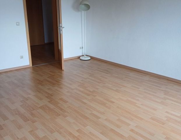 Schöne geräumige 2 Raum Dachgeschoss Wohnung mit Einbauküche ab sofrot zu vermieten - Photo 1
