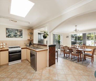 FAMILY HOME WITH RESORT-STYLE ENTERTAINING - Photo 2