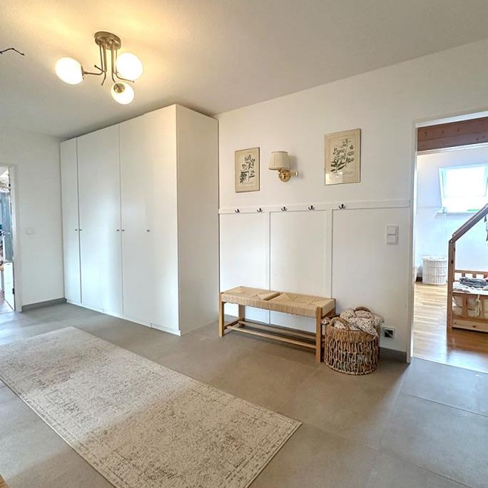 4-Zimmer-Dachgeschosswohnung mit Süd-West Balkon in Oberhaching - Photo 1