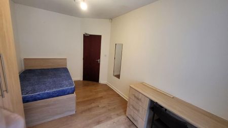 6 bedroom semi-detached house to rent - Photo 3