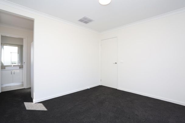10 Thaine Way, Doreen VIC 3754 - House For Rent | Domain - Photo 1