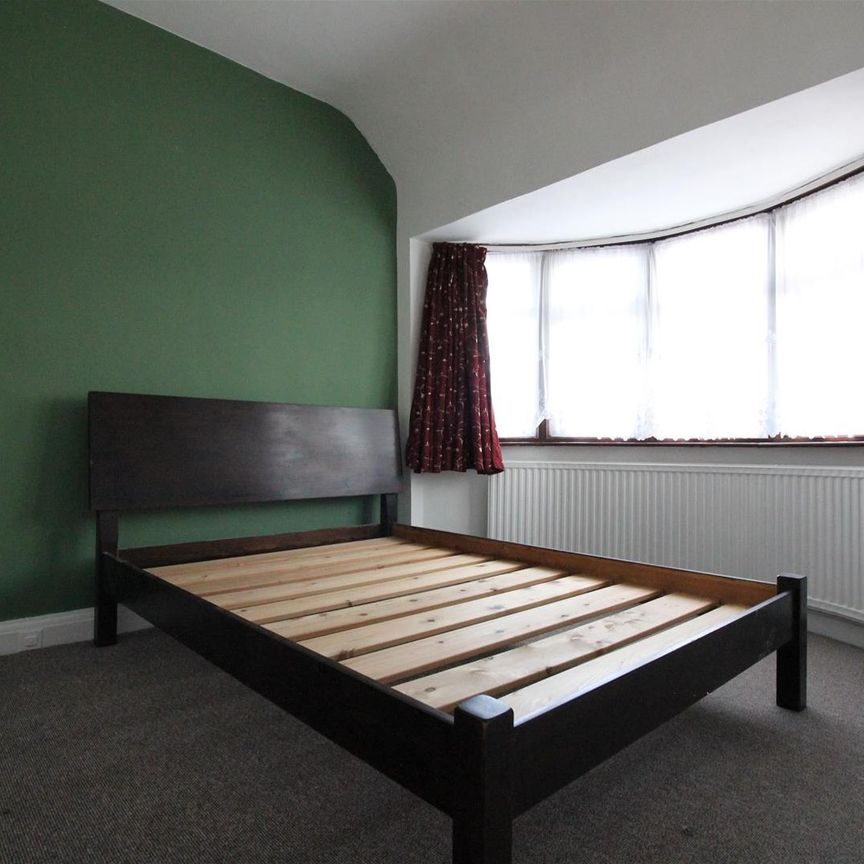St. Crispins Close, Southall - Photo 1