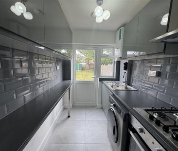 3 bedroom end of terrace house to rent - Photo 6