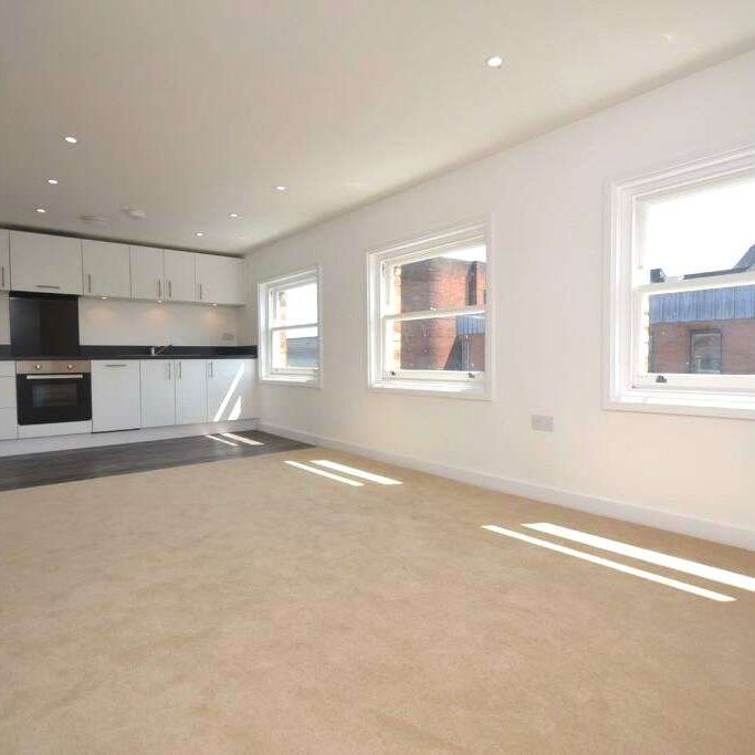 A second floor two bedroom apartment to rent, in the heart of Reading's town centre. - Photo 1