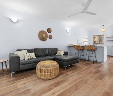 Charming 2-bedroom furnished townhouse, a leisurely stroll to the b... - Photo 4