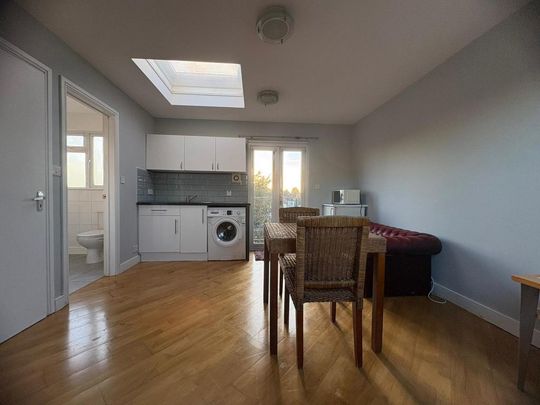 Studio to rent - Photo 1