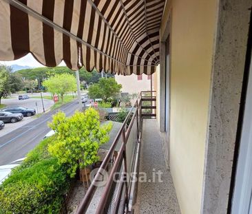 Appartamento in Affitto in Piazza Villeparisis a Pietrasanta - Foto 1