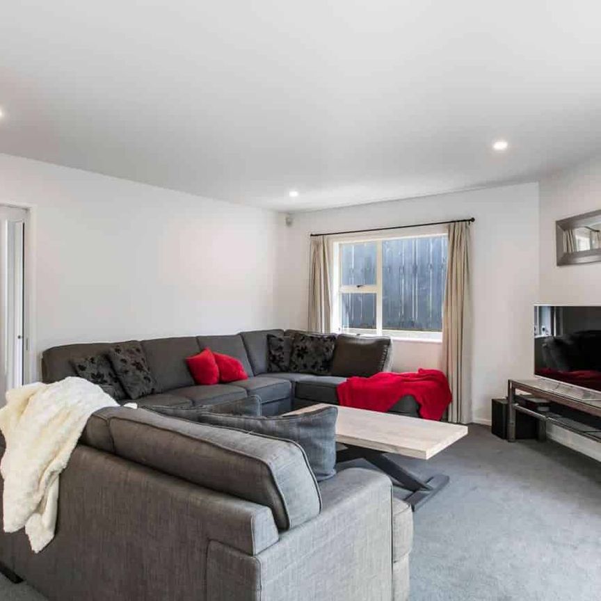 Huge 4 Bedroom home in Ellerslie School Zone - Photo 1