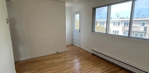 Anjou 4 1/2 rénové, haut de triplex détaché - Photo 2