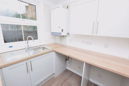 Pine Grove, Penenden Heath, Maidstone - Photo 4