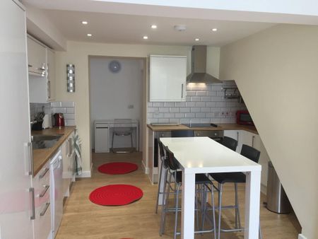 1 bedroom in a house share to rent - Photo 2