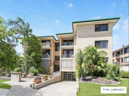 LIGHT FILLED BEACHSIDE APARTMENT - Photo 4