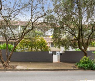 A Semi-Sized Parkside Apartment in Paddington Gardens - Photo 1