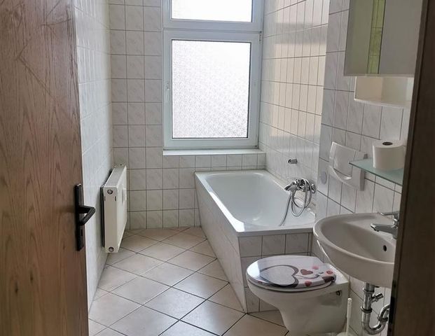 ***3-Zimmer mit Laminat, AR, EBK, Tageslichtbad mit Wanne*** - Photo 1