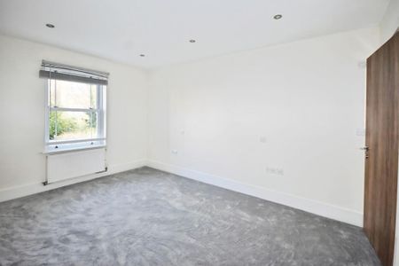 5 bedroom detached house to rent - Photo 2