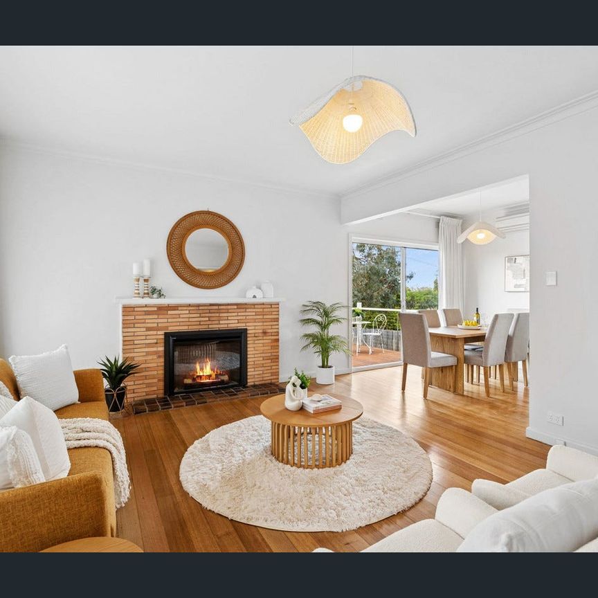 CHARMING COASTAL OLD TORQUAY HOME WITH A FRESH MODERN TWIST - Photo 1