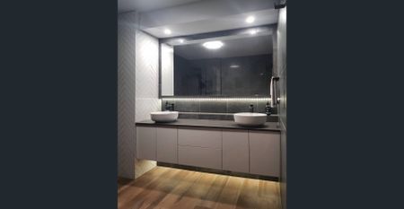 Large Modern Renovated Unit - Photo 4