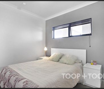 Charming & Modern Apartment in the Heart of St Clair - Photo 3