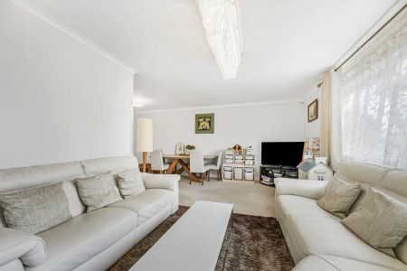 2 bedroom flat in 2 Acol Road - Photo 2