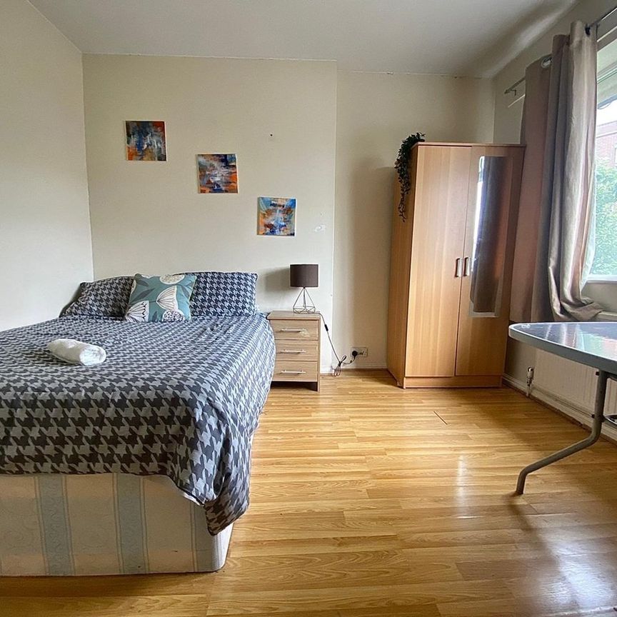 Room in a Shared House, Gibbon Road, W3 - Photo 1