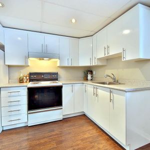 Grand 3 1/2 Tout Inclus: Élect + Inter Ill + Lav/sec + cuis/frigo près du REM - Photo 2