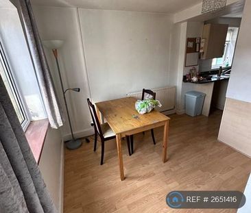 4 bedroom semi-detached house to rent - Photo 1