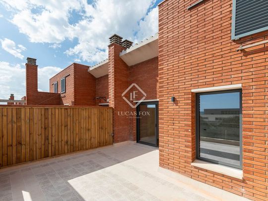 Luxury Villa for rent in Gavà, Catalonia - Photo 1