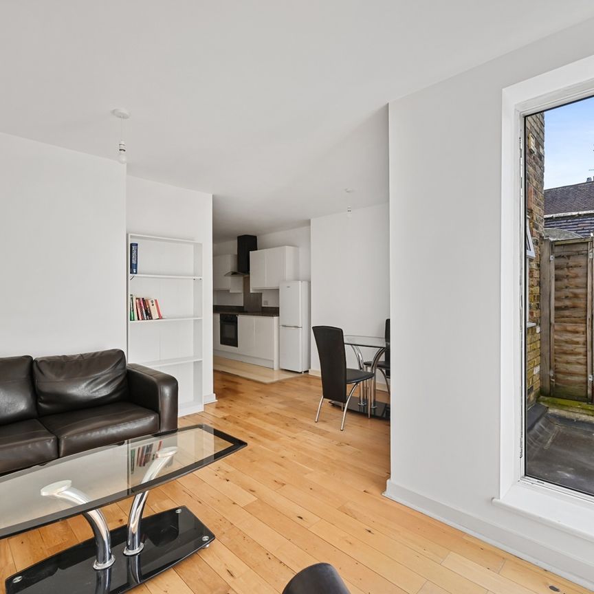 1 Bed Flat, London, W12 - Photo 1