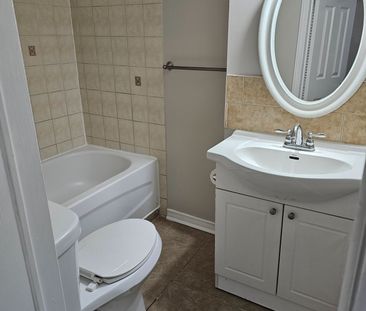 For Lease - 345 Queen Mary Drive, Brampton, Ontario - Photo 6