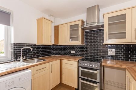 1 bedroom Apartment to let - Photo 2