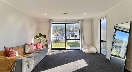 Modern 3-Bedroom Home in Wainuiomata - Photo 2