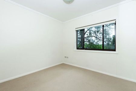 SPACIOUS 3 BEDS APARTMENT - Photo 2