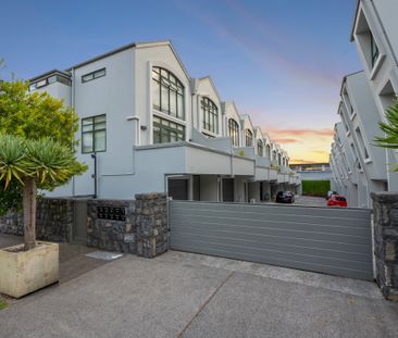 Steps to Ponsonby Road - Highly Spacious Townhouse with Garage + Ex... - Photo 2