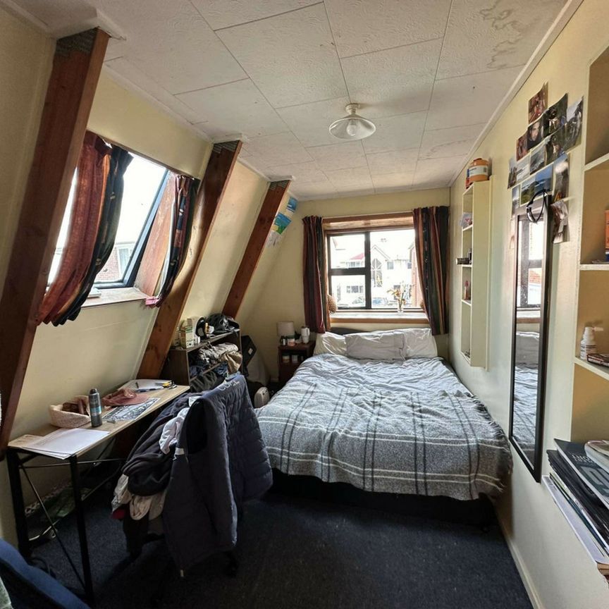 Six bedrooms and close to Campus! - Photo 1