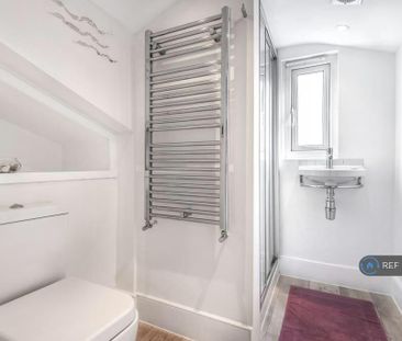 3 bedroom flat to rent - Photo 5