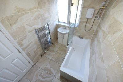 3 bedroom Flat in Lea Farm Drive, Leeds - Photo 4