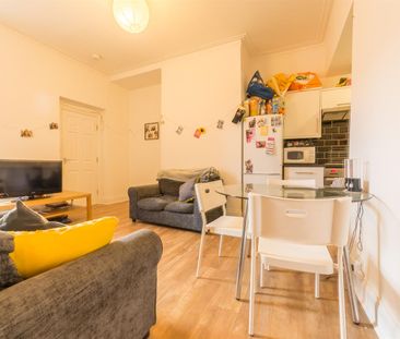 3 bed flat to rent in Helmsley Road, Sandyford, NE2 - Photo 3