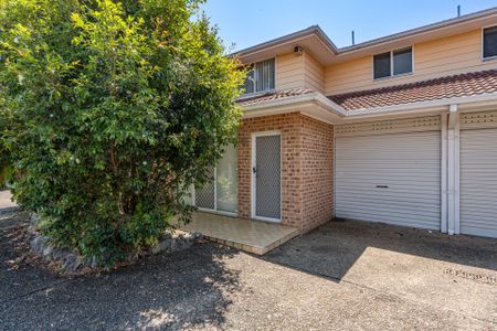 Spacious Three-Bedroom Townhouse - Photo 4