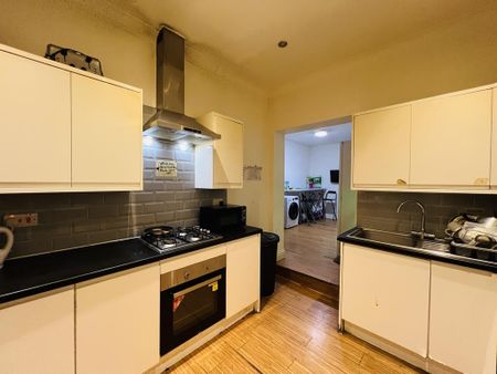 1 bedroom in a house share to rent - Photo 5